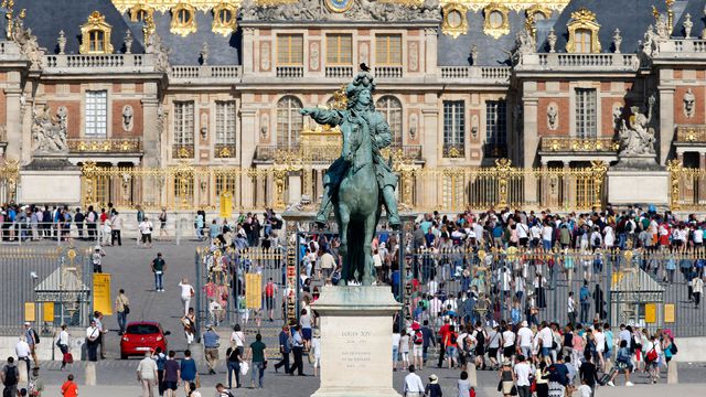 Qui a construit le chateau de versaille